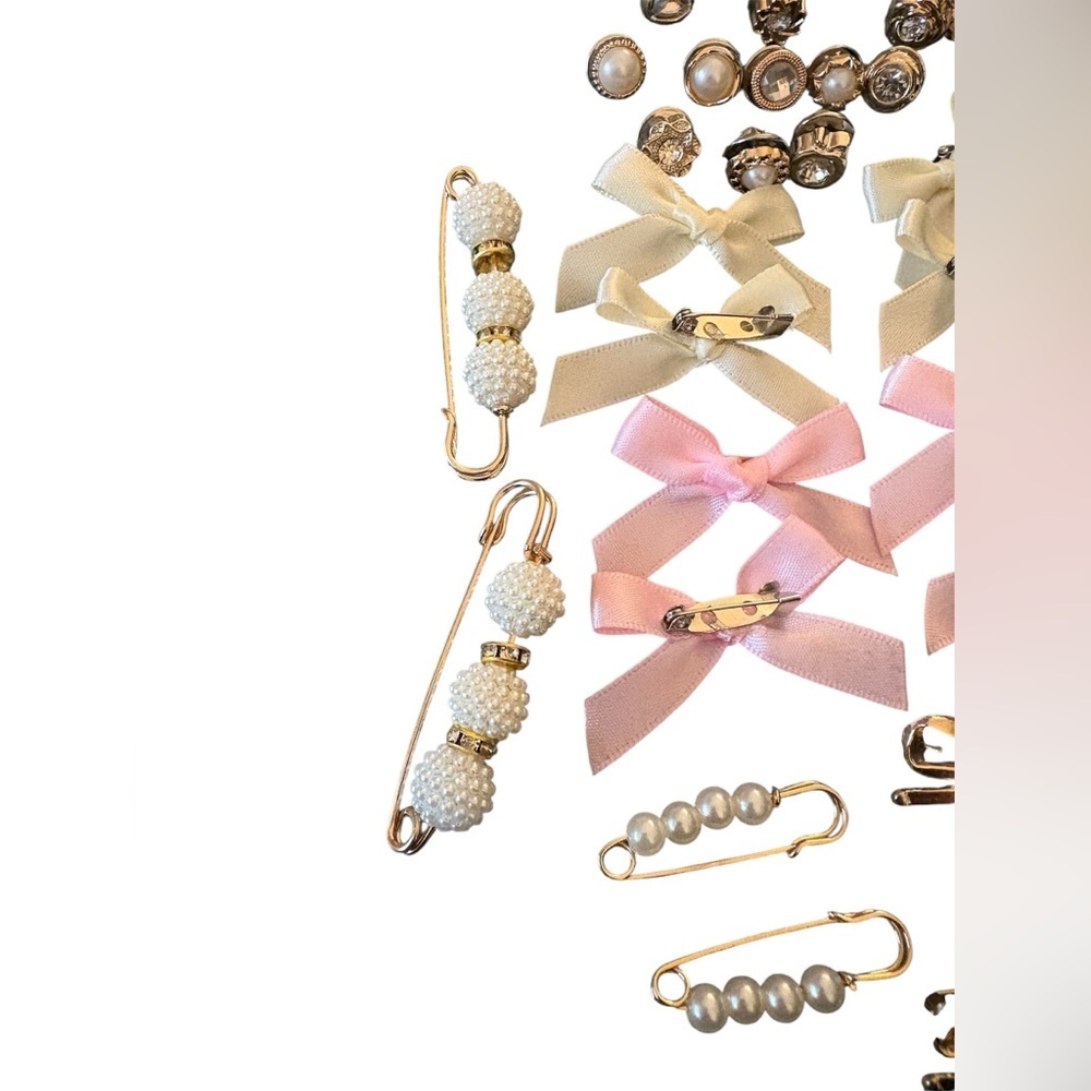 Set of 40 Shoe and Sock Pins with Rhinestones, Bows and Faux Pearls - Picture 6 of 10